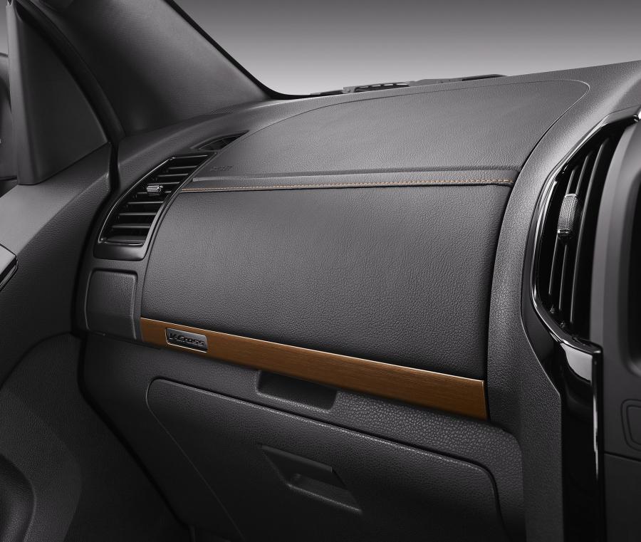 Детали интерьера Isuzu D-Max V-Cross Max 4x4 2017 года  (TH) (фото 9 из 9)